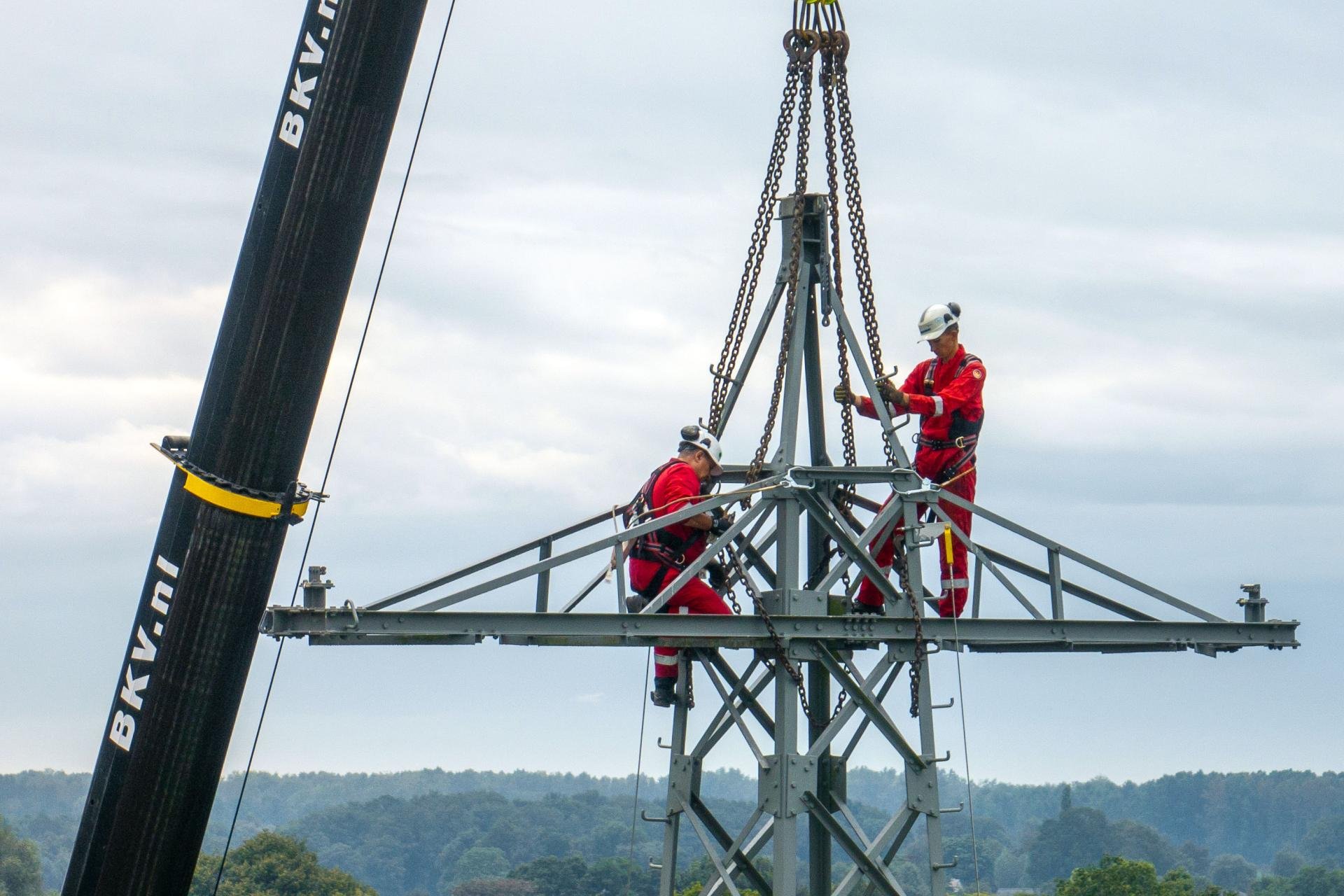 Voorbereidingen voor het optillen van de hoogspanningsmast