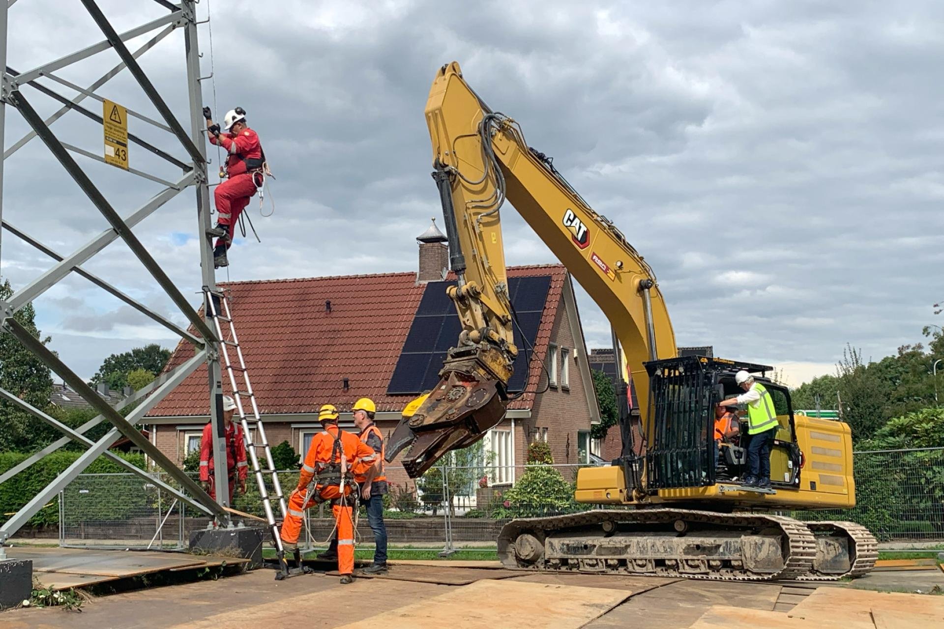 Wethouder Ben Nijboer krijgt de instructies voor de eerste knip