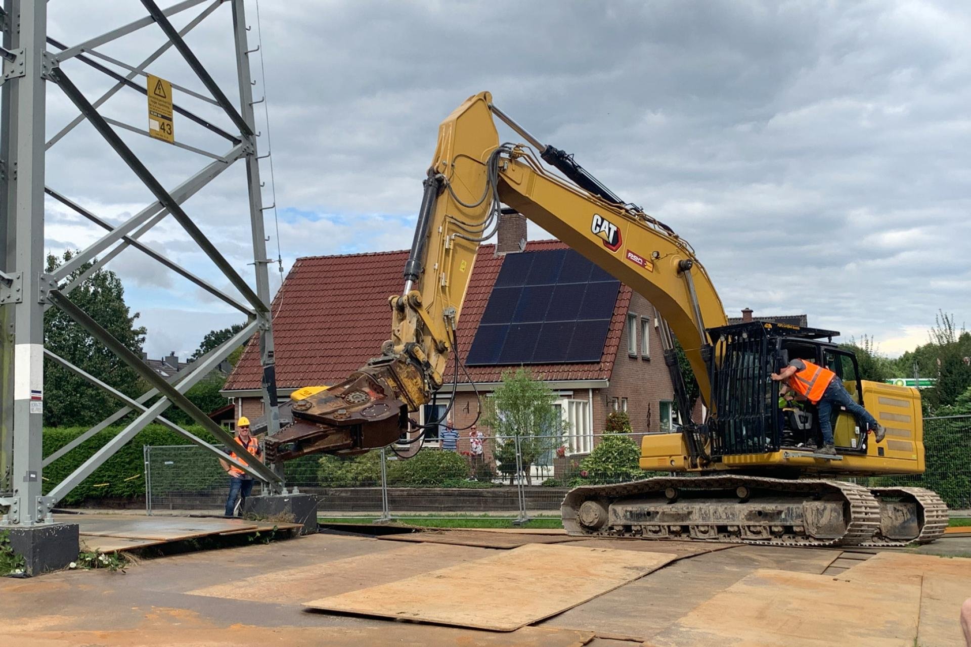 Wethouder knipt eerste deel uit de mast